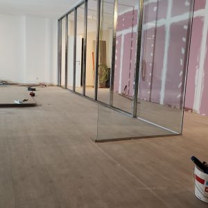 büro-glasfläche-bodenlegen-firma-montage-hilfe-arbeiter